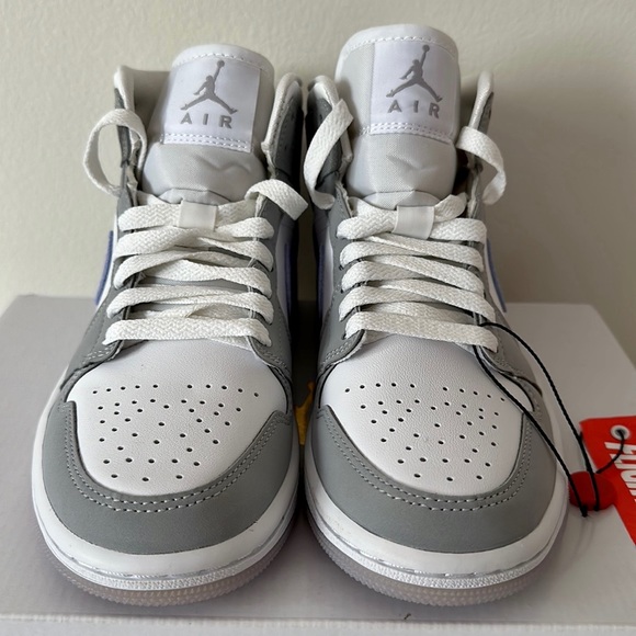 Women’s AIR JORDAN 1 MID NEW IN BOX - Picture 6 of 10